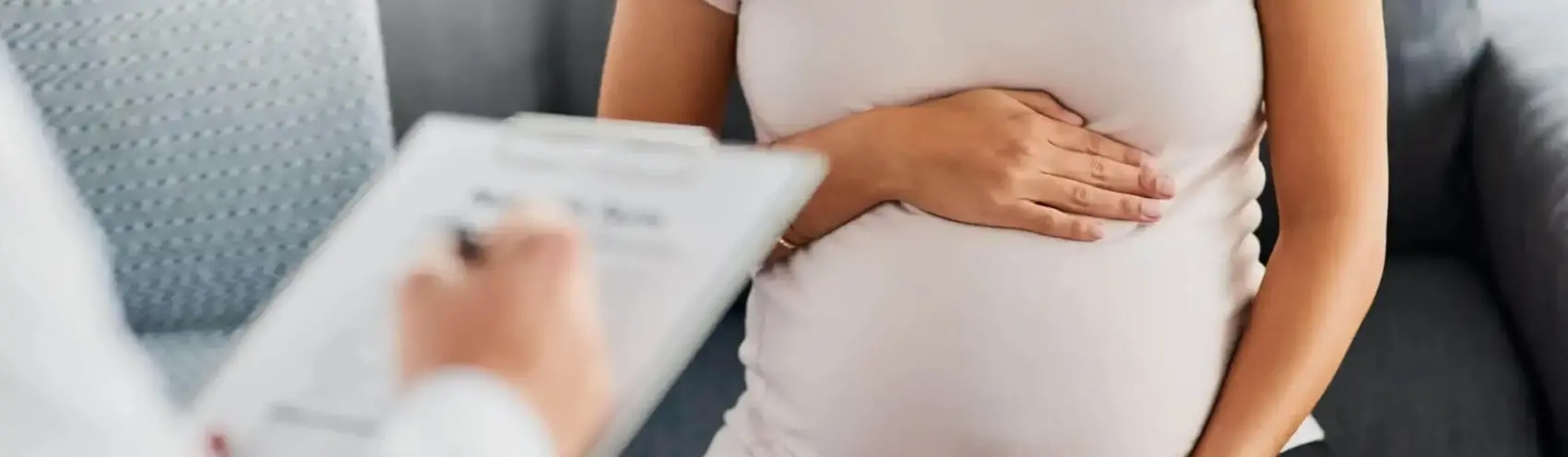 Doctor evaluando a una mujer embarazada
