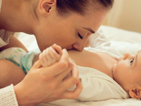 Mama dando besos a panza de bebe