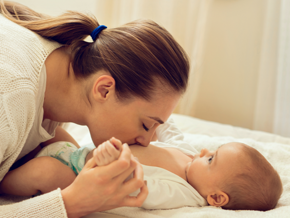 Mama dando besos a panza de bebe
