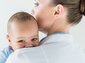 Doctora revisando al bebé