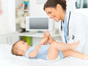 Una doctora y un bebé en una cita médica.