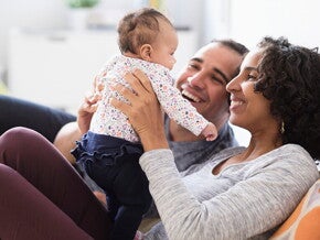 Padres felices cargando a su bebé