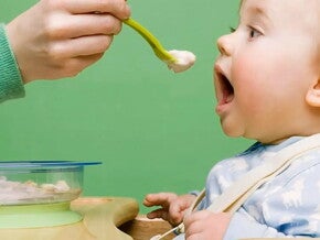 Mama alimentado a su bebe