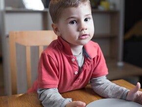 Niño pequeño esperando por la cena