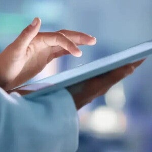 Médico tomando nota en tablet
