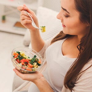 Embarazada comiendo una dieta saludable durante la preconcepción