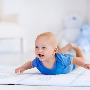 Un bebé descansando y riendo.