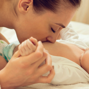 Mama dando besos a panza de bebe