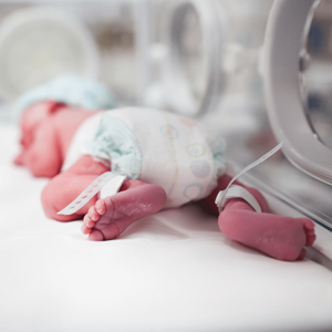 prematuro en incubadora