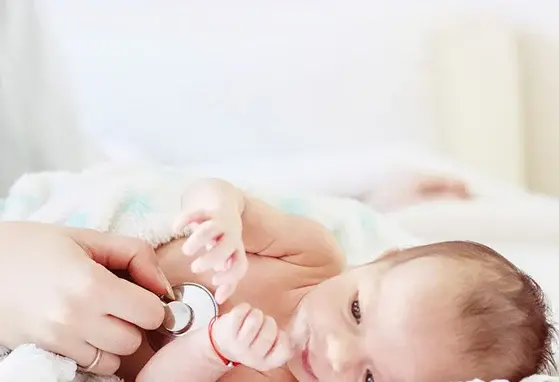 Bebe prematuro examinado por doctor