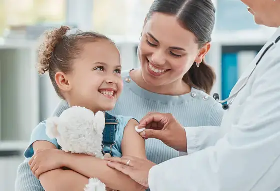 doctora atendiendo a una paciente pequeña