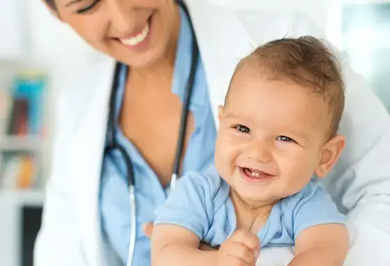 Doctora revisando al bebé