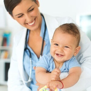 Doctora revisando al bebé