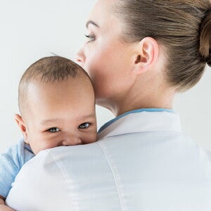 Doctora revisando al bebé