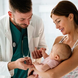 Doctor revisando al bebé