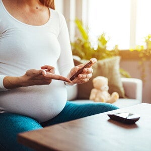 Mujer embarazada checando sus niveles de glucosa