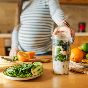 Embarazada preparando una dieta sana y nutritiva