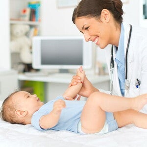 Una doctora y un bebé en una cita médica.