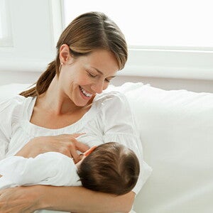 Una madre se alista para empezar a amamantar a su bebé. 