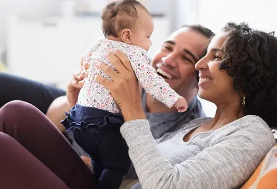 Padres felices cargando a su bebé