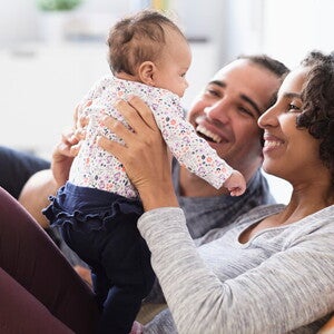 Padres felices cargando a su bebé