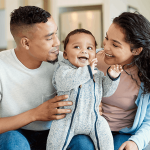 Pareja de padres felices con bebé