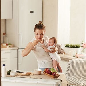 Una mujer lactante con su bebé.