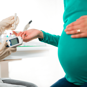 Doctor revisando la salud de una paciente con Síndrome de Ovario Poliquístico.