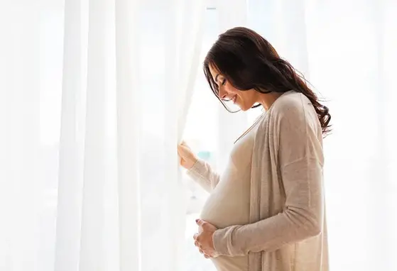 Mujer embarazada tocando su panza