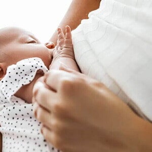 Mamá amantando a su bebé