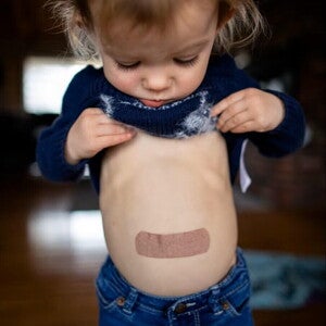 Bebe viendo su curita en su pancita