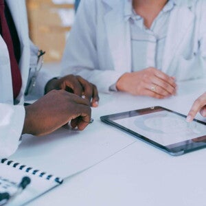 Médicos debatiendo un resultado