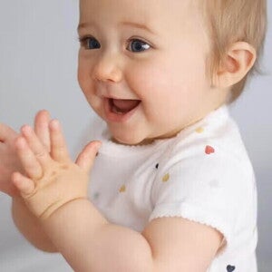 Nena sonriendo y aplaudiendo