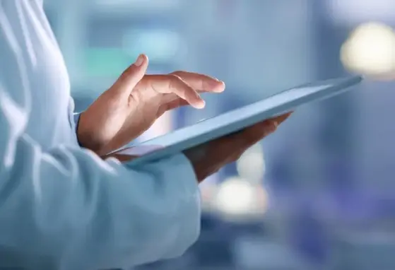 Médico tomando nota en tablet Médico tomando nota en tablet