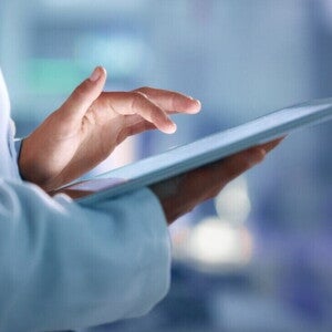 Médico tomando nota en tablet