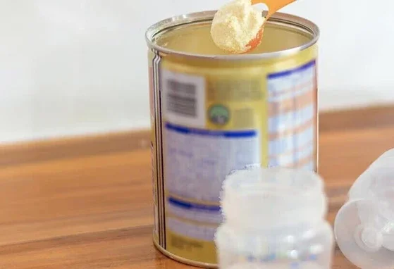 Preparación de biberón con fórmula infantil