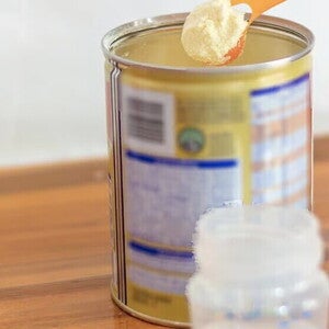 Preparación de biberón con fórmula infantil