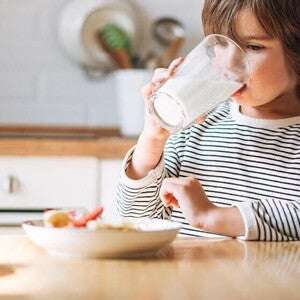 Nene pequeño tomando el desayuno