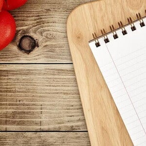 Verduras con bloc de notas para escribir recetas