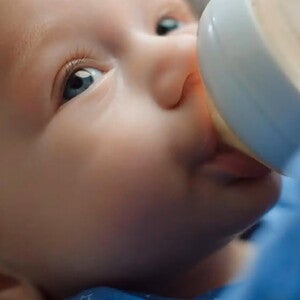Bebe tomando su leche del biberón