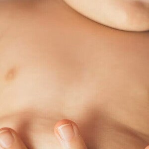 Bebe recibiendo un masaje en la panza