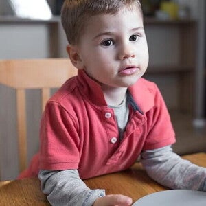 Niño pequeño esperando por la cena