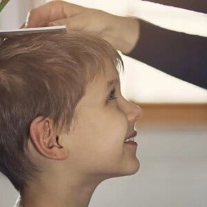 Adulto tomando nota de la altura de un niño