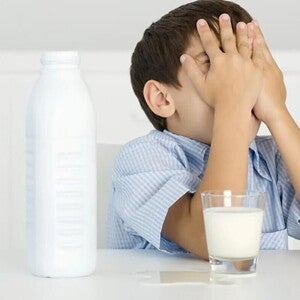 Niño llorando por ser intolerante a la lactosa