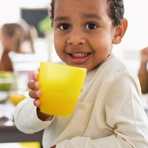 Niños comiendo juntos