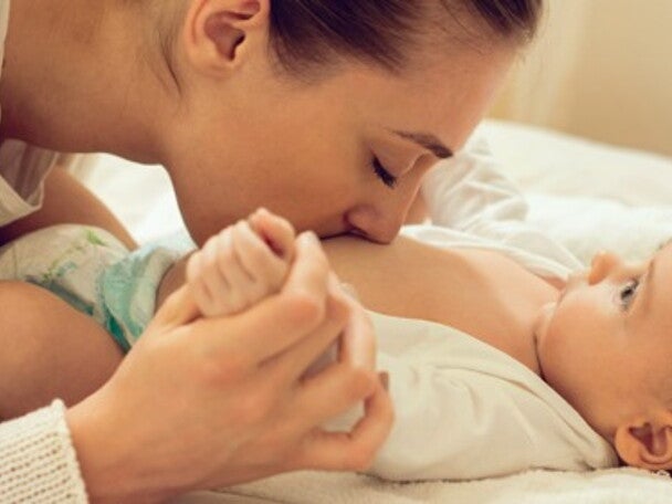 Mama dando besos a panza de bebe