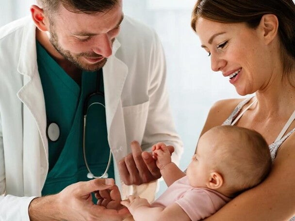 Doctor revisando al bebé