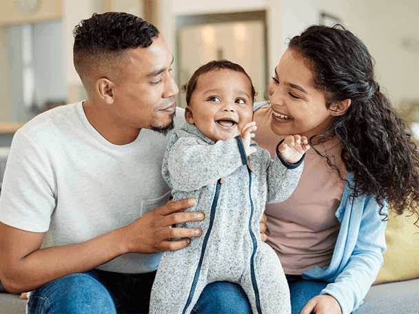 Pareja de padres felices con bebé