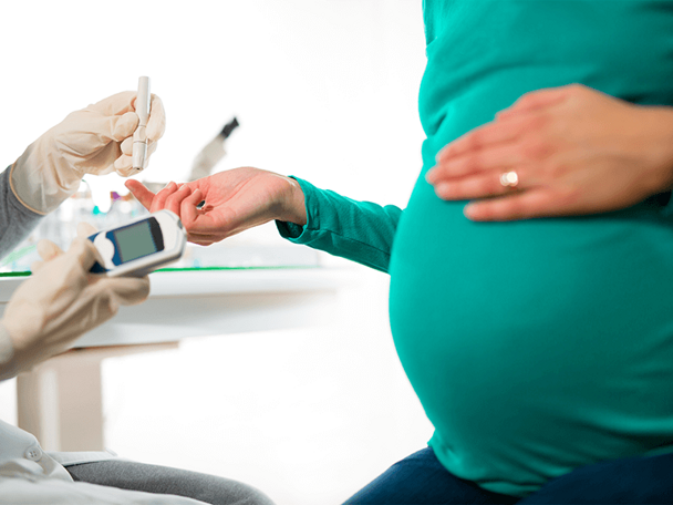 Doctor revisando la salud de una paciente con Síndrome de Ovario Poliquístico.