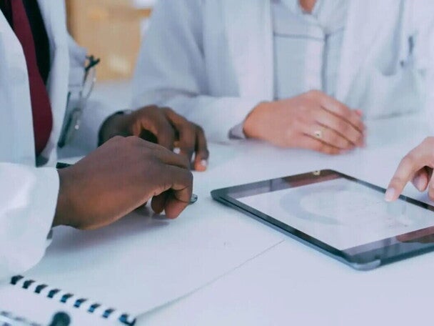 Médicos debatiendo un resultado